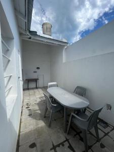 a patio with a table and chairs on a wall at Hermoso PH en Necochea playa in Necochea