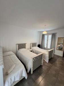 a bedroom with two beds and a window at Hermoso PH en Necochea playa in Necochea +9 photos