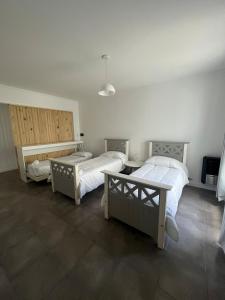 a room with two beds and a table in it at Hermoso PH en Necochea playa in Necochea