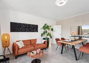 ein Wohnzimmer mit Sofa und Tisch in der Unterkunft Getaway Apartment mit Balkon - ruhig gelegen, ideal zum Wohlfühlen&Ankommen - Kinderbett&Hochstuhl - Messe Düsseldorf&Essen - S-Bahn in Duisburg