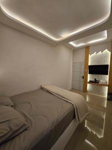 a bedroom with a bed and a window at Villa paradise 360 pantai prigi in Tasikmadu