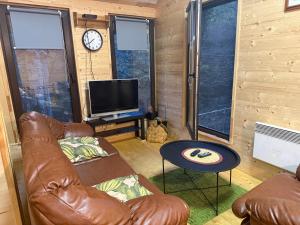 ein Wohnzimmer mit Sofa und Fernseher in der Unterkunft Apartment With 2 Bedrooms - Magic Woods 