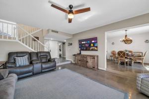 een woonkamer met een bank en een eetkamer bij Tee Time Tranquility in Wesley Chapel