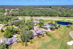 een luchtzicht op een huis op een golfbaan bij Tee Time Tranquility in Wesley Chapel