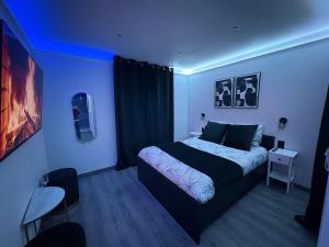 Postel nebo postele na pokoji v ubytování Dalikyda - Blue Dream - Balneo - Netflix - Cocoon