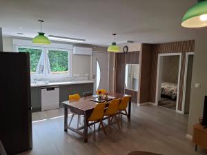 a kitchen and dining room with a table and chairs at ON SAINT VIT!! magnifique T3 70m2 neuf in Saint-Vit