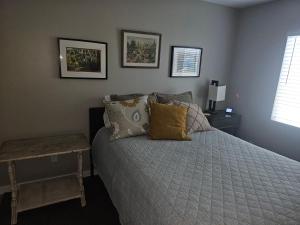 Postel nebo postele na pokoji v ubytování Beautiful new construction 1br with full size appliances centrally located