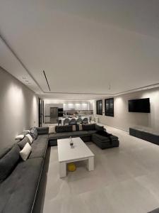 un ampio soggiorno con un divano e un tavolo di Houseselect a Nador