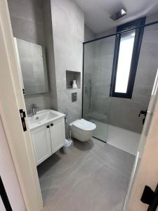 un bagno con wc, lavandino e doccia di Houseselect a Nador Altre 10 foto