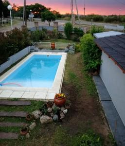 een zwembad in een tuin naast een huis bij Cabaña brisas del lago in Villa Parque Siquiman