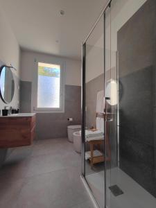 a bathroom with a shower and a toilet and a sink at Agriturismo Pentafora in Marmirolo +26 photos