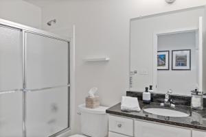 Koupelna v ubytování The GOAT Getaway, Winter Retreat by USNA! + 57 fotografií