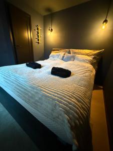 ein großes Bett mit zwei Säcken darüber in der Unterkunft Central Luxe Apartment in Notodden