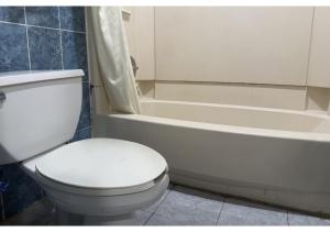 Koupelna v ubytování Economy Lodge by Hotel O Texas City + 16 fotografií