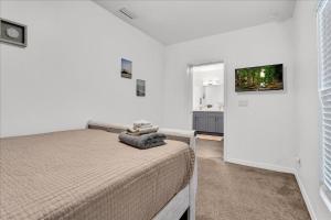 Postel nebo postele na pokoji v ubytování roomstr Hawaii Room 1 Bedroom in South Tampa with Shared Full Bathroom & FREE COFFEE