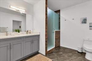 Koupelna v ubytování roomstr Hawaii Room 1 Bedroom in South Tampa with Shared Full Bathroom & FREE COFFEE + 41 fotografií