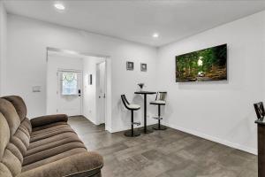 TV a/nebo společenská místnost v ubytování roomstr Hawaii Room 1 Bedroom in South Tampa with Shared Full Bathroom & FREE COFFEE