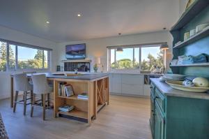 una cocina con una isla en el medio de una habitación en White Penguin, en Stilbaai 35 fotos más