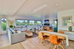 una sala de estar con una mesa y un sofá en White Penguin, en Stilbaai