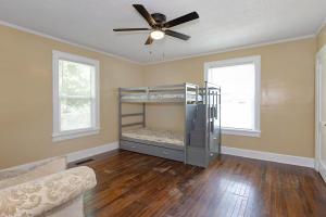 Ένα ή περισσότερα κρεβάτια σε δωμάτιο στο Trailside Escape