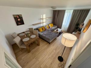 una sala de estar con un sofá y una mesa en FH Apartment Letňany, en Praga