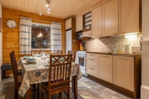 Η κουζίνα ή μικρή κουζίνα στο Sammalkaltio 2 by Hi Ylläs