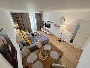 una sala de estar con un sofá y una mesa en FH Apartment Letňany, en Praga