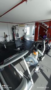 a gym with two treadmills and a treadmill at Apartamento Acapulco in Punta del Este