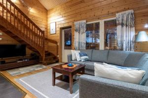 Χώρος καθιστικού στο Sammalkaltio 2 by Hi Ylläs