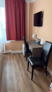 an office with a desk with two chairs and a monitor at Ostsee Radlerpension Peitz in Peitz