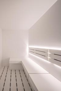 una habitación vacía con paredes y suelos blancos en Land Roots Riverside Apartments, en Vila Nova de Gaia