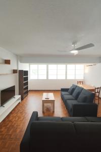 een woonkamer met een bank en een tafel bij Apartment Turia Park in Valencia