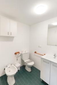 een witte badkamer met een toilet en een wastafel bij Apartment Turia Park in Valencia