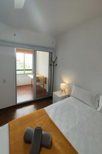 een slaapkamer met een groot wit bed en een balkon bij Apartment Turia Park in Valencia