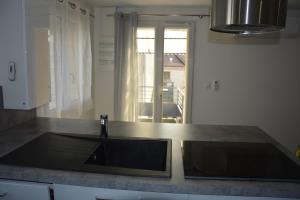 Η κουζίνα ή μικρή κουζίνα στο Logement 4 personnes Sainte-Florine +37 φωτογραφίες