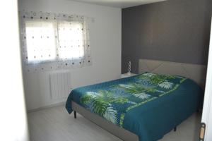 Ένα ή περισσότερα κρεβάτια σε δωμάτιο στο Logement 4 personnes Sainte-Florine