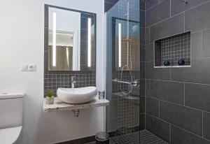 een badkamer met wastafel en douche bij Villa Esencia in Puerto del Carmen +8 foto's