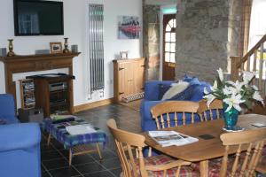 Un restaurante o sitio para comer en Little Bethel Holiday Cottage