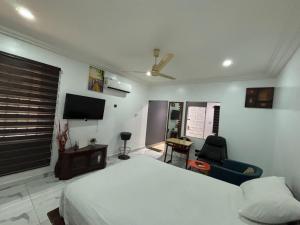 Et tv og/eller underholdning på 1 bedroom apartment + 2 billeder