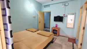 普里KaKaRa BEACH homestay的一间有两张床和一台电视的房间 更多19张照片