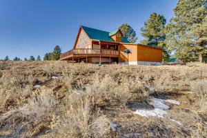 ein Haus auf einem Hügel auf einem Feld in der Unterkunft Mountain Home with Deck 1 Mi to Angel Fire Resort! in Angel Fire