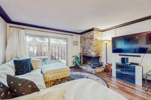 タホ・ビスタにあるLakeside Dreamzzzのソファと暖炉のあるリビングルーム