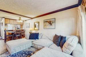 タホ・ビスタにあるLakeside Dreamzzzのソファとテーブルのあるリビングルーム