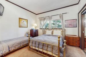 タホ・ビスタにあるLakeside Dreamzzzのベッド2台と窓のある寝室 +22枚の写真