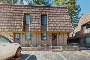 タホ・ビスタにあるLakeside Dreamzzzの前に車が駐車されている家