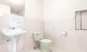 une salle de bain blanche avec toilettes et lavabo dans l'établissement Corazón de Cusco 2, à Cusco
