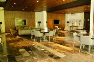 a room with a table and chairs and a kitchen at Consulado USA en Merida in Xcumpich