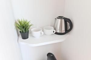 Příslušenství pro přípravu čaje a kávy v ubytování IzzHome Sea Style Room