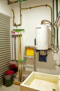 a kitchen with a mixer and a sink in a room at Consulado USA en Merida in Xcumpich