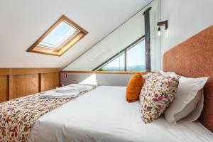 een bed in een kamer met een raam bij Casas De Bouro 2 Casa Dos Jarros in Balança +25 foto's